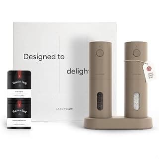 LARS NYSØM Elektrische Gewürzmühlen & Gewürze Geschenkset - Salz- und Pfeffermühlen Set mit 2 hochwertigen Gewürzdosen (Salz, Pfeffer) - Schöne Geschenkbox (Taupe Brown)