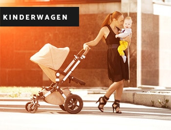 Frau geht spazieren mit Luxus Kinderwagen