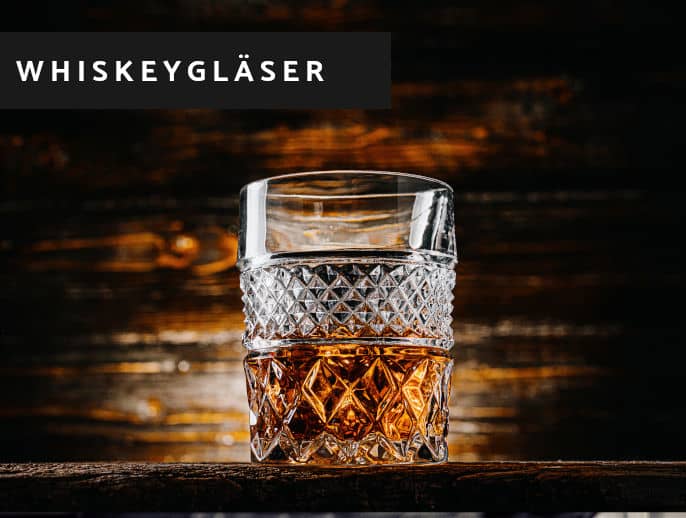 Whiskeyglas aus Kristallglas mit edlem Whiskey gefÃ¼llt