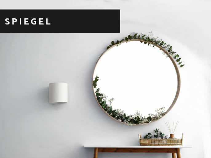 Luxus Designer Spiegel hängt über Tisch mit Pflanzen verziert
