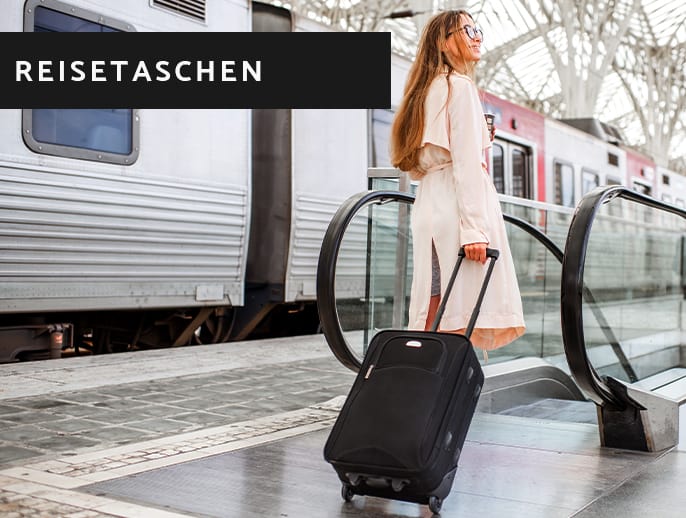 Frau mit Designer Reisetasche nimmt die Rolltreppe am Bahnhof vor nach dem aussteigen aus dem Zug am Bahnsteig